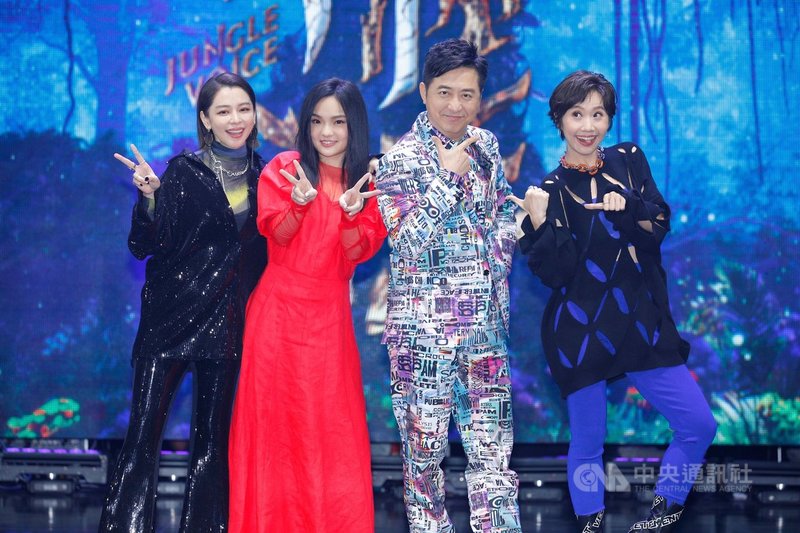 歌唱選秀節目「聲林之王3」找來歌手庾澄慶(右2)、徐佳瑩(左2)擔任首席導師,首集更邀請藝人徐若瑄(左)成為飛行導師,驚喜亮相。右為主持人Lulu。(聲林之王3提供)中央社記者葉冠吟傳真 110年12月2日