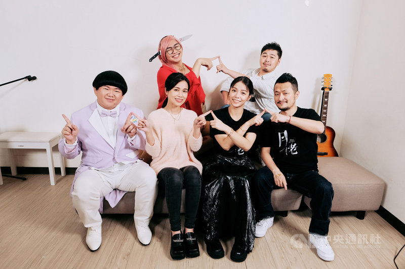 知名YouTuber那那大師(後左)邀請電影「月老」導演九把刀(前右起)、演員宋芸樺、歌手林芯儀、林育羣等人一起上節目,打造九把刀音樂宇宙特別企劃。(小鋼砲娛樂提供)中央社王心妤傳真 110年12月2日