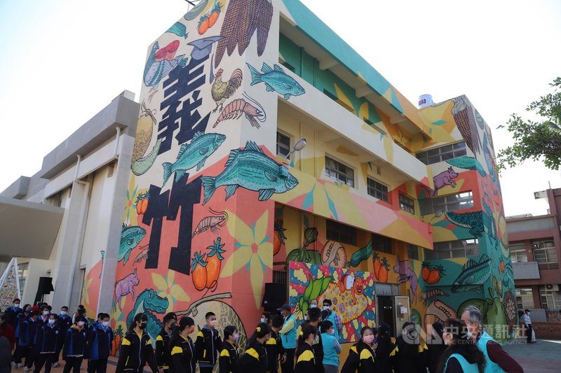 嘉義縣「義竹人廣場」2日繽紛啟用,廣場內3樓高「義竹製造大型壁畫」超大「義竹」兩字,成了台19線上嶄新亮點。中央社記者蔡智明攝 110年12月2日