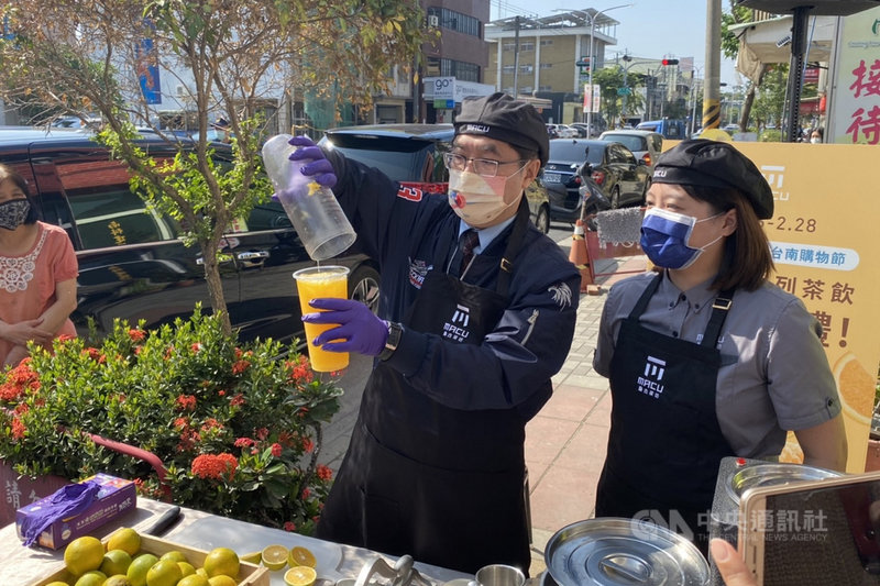 台南市政府與連鎖手搖飲業者2日合辦「台南購物節x台南柳丁季」推廣行銷活動,台南市長黃偉哲(前左)出席,現場手調柳丁飲品。(台南市農業局提供)中央社記者楊思瑞台南傳真 110年12月2日