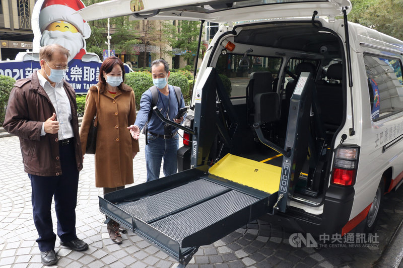 新北市社會局2日表示,在德明科大任教30年的劉崑義(左)2日由妻子潘麗玲(左2)陪同,到新北市政府捐贈1輛復康巴士。劉崑義以多年積蓄購置復康巴士,並以父母之名捐出,感念父母晚年常使用救護車往返醫院甚至急救,盼回饋鄉里。(新北市社會局提供)中央社記者黃旭昇新北市傳真 110年12月2日