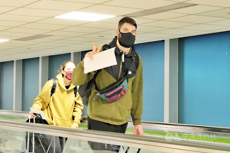 台灣籃壇歸化洋將阿提諾(William Artino)(中)2日晚間搭機抵台,接下來將直接入住台北的防疫旅館,展開檢疫隔離期。中央社記者吳睿騏桃園機場攝 110年12月2日