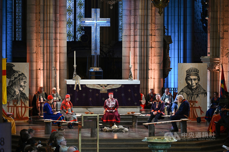 在烏普薩拉大教堂（Uppsala Cathedral）的內殿，薩米族人代表圍坐火堆旁，說出薩米人經歷瑞典教會壓迫的證詞。（瑞典教會提供）中央社記者辜泳秝斯德哥爾摩傳真 110年12月2日