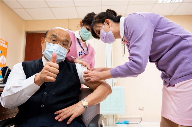 政院人士表示,近日疫苗預約率低,行政院長蘇貞昌(左)將在6日施打第2劑AZ疫苗,希望帶出催打效果。圖為3月蘇貞昌施打第1劑AZ疫苗。(行政院提供)