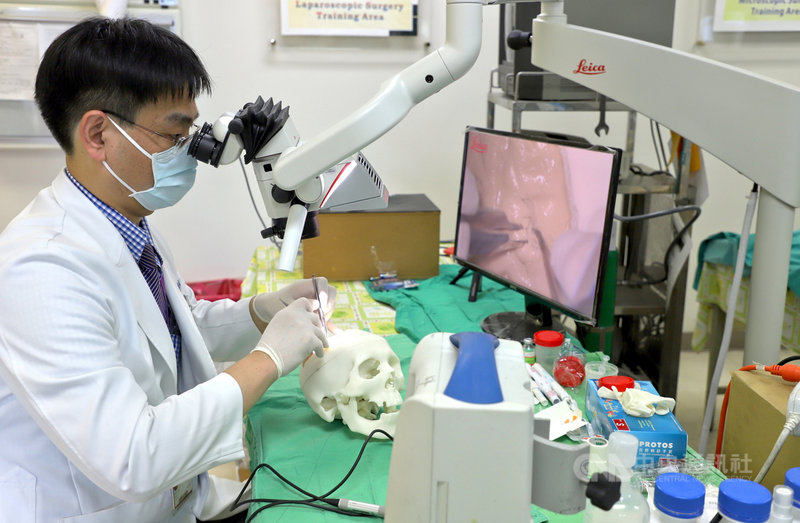 台灣科技大學機械系團隊與三軍總醫院腦神經外科醫師劉偉修合作,開發仿生腦癌模擬器,可提供腦神經外科醫師作為模擬手術演練。(台科大提供)中央社記者許秩維傳真 110年12月2日