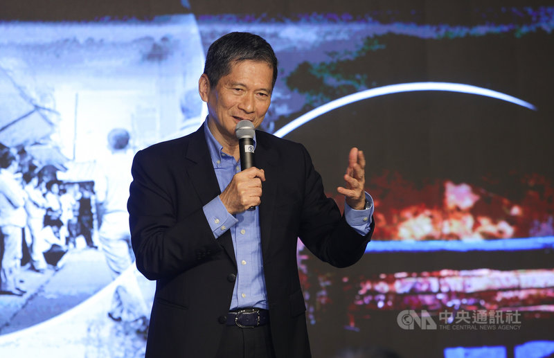 2021台灣攝影家系列叢書新書發表會2日在台北舉行,文化部長李永得出席表示,文化部一直非常重視攝影,因為攝影可以真實記錄每個時代,以及在不同角落的容顏。中央社記者謝佳璋攝 110年12月2日
