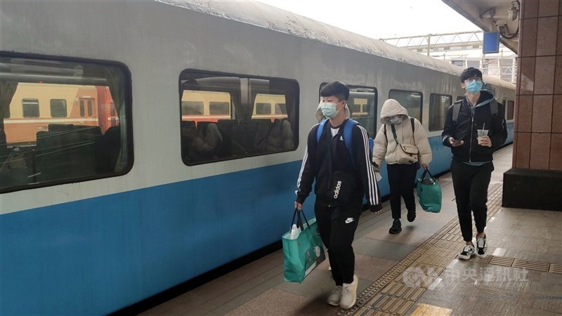 台鐵611次復興號1日發生列車分離事件,肇因疑似與鐵道局工程的工地有關。圖為台鐵691班次復興號列車。(中央社檔案照片)