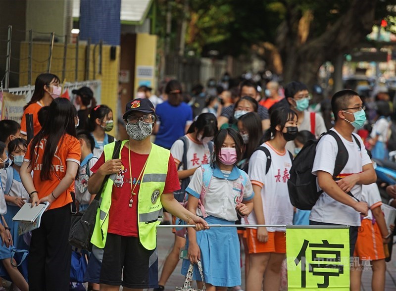 一名國中教師1日擔任導護工作時遭撞命危,教師團體呼籲政府檢討教師站導護制度。(示意圖/中央社檔案照片)