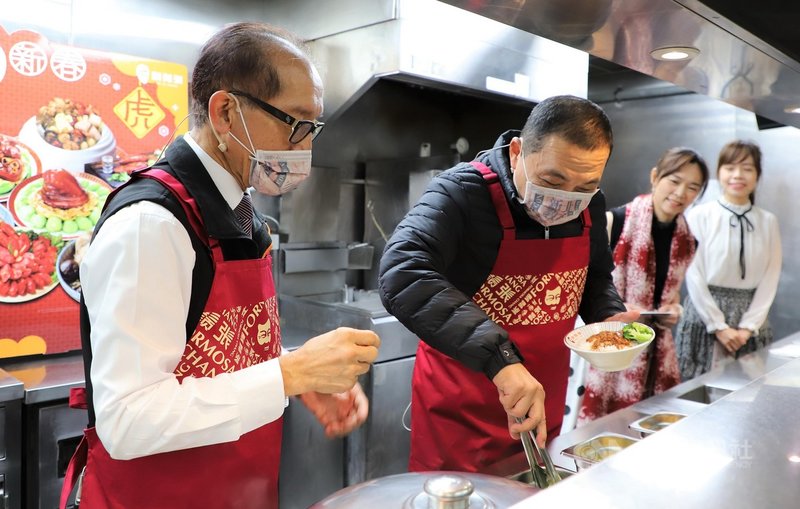 餐飲業者「鬍鬚張」2日起加入新北市好日子愛心大平台,提供學童待用餐,董事長張永昌(左)與市長侯友宜(左2)一起製作幸福餐點。(新北教育局提供)中央社記者黃旭昇新北傳真 110年12月2日