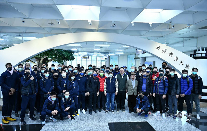 SBL超級籃球聯賽熱身賽今年首度移師離島澎湖舉行,3日將正式開打,2日各球隊先後抵達,在機場合影留念,隨後也分別前往多功能綜合體育館暖身、指導當地小朋友球技。中央社 110年12月2日