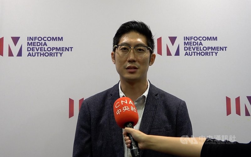 新加坡資訊通信媒體發展局媒體與創新總署助理局長洪慶忠受訪時表示,盼透過新加坡媒體節將亞洲故事帶到國際平台,也希望未來台星之間有更多合作項目。 中央社記者侯姿瑩新加坡攝 110年12月2日