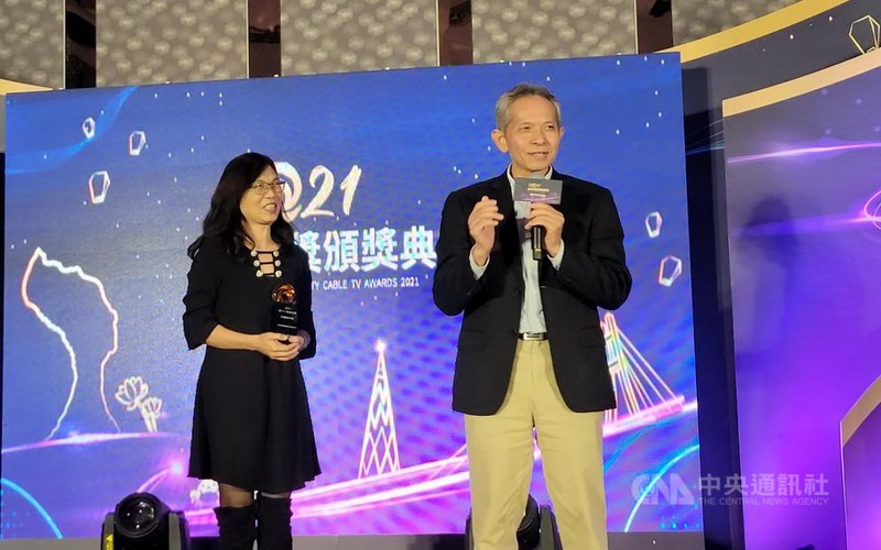 新北市第11屆有線電視金采獎1日晚間頒獎,家和有線電視獲頒公共議題參與獎、公共頻道經營獎,董事長陳煥鵬(右)表示,感謝評審團的肯定,讓辛苦打拚的同仁獲得鼓勵。(家和有線電視提供)中央社記者黃旭昇新北傳真 110年12月2日