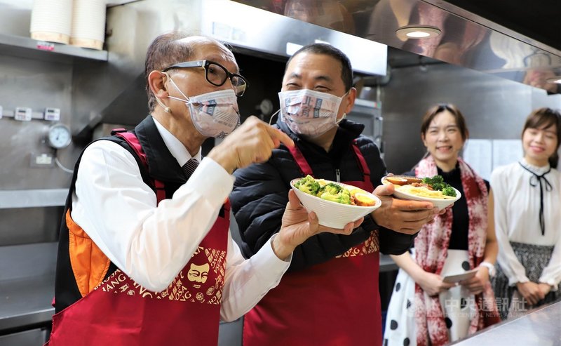 餐飲業者「鬍鬚張」2日起加入新北市好日子愛心大平台,提供學童待用餐,董事長張永昌(左)以疼孫心情照顧新北孩子,與市長侯友宜(左2)一起準備餐點。(新北教育局提供)中央社記者黃旭昇新北傳真 110年12月2日