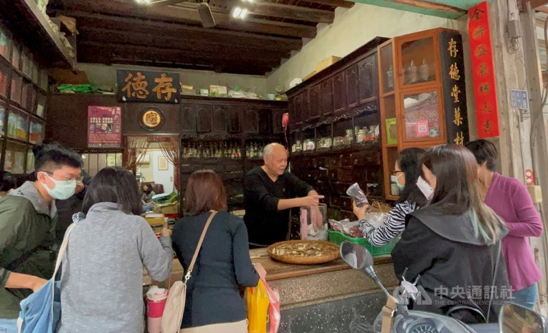 金門存德中藥房的歷史悠久,到民國111年,就滿190年了;尤其地處古蹟林立的後浦老街,不少人慕名而來,儼然成了金門另類人文風景。中央社記者黃慧敏攝 110年12月2日