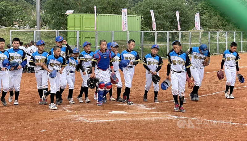 2021年第9屆花蓮台彩威力盃全國少棒賽2日開打,上屆冠軍台中市隊將力拚連霸,總教練張程翔受訪坦言壓力大。圖為台中市隊小將賽後集合畫面。中央社記者謝靜雯攝 110年12月2日