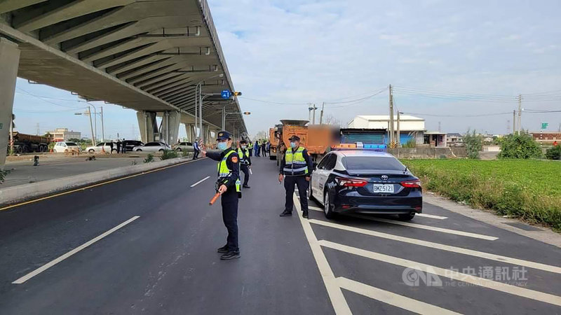 為杜絕外縣市車輛到縣內任意傾倒廢棄物,雲林縣環保局與警察局合作加強取締,稽查單位誓言保衛國土、強力執法。(警方提供)中央社記者姜宜菁傳真 110年12月2日