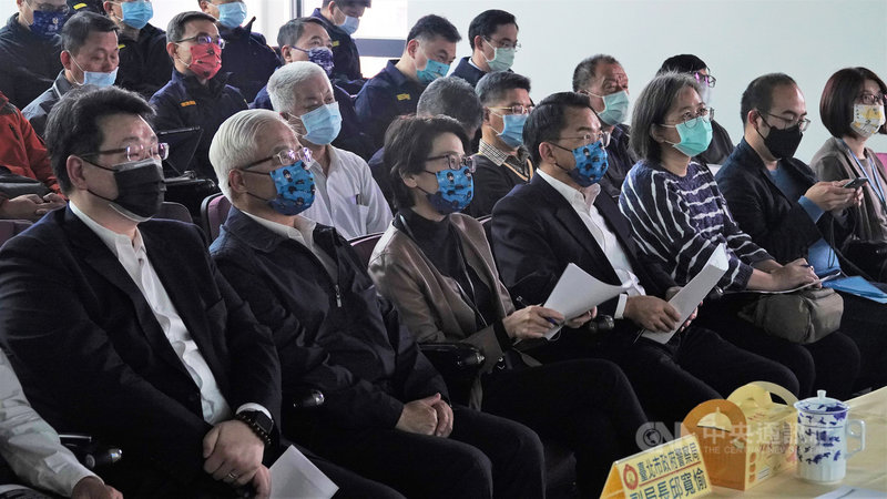 超商店員遭攻擊事件引關注,為提升超商自我防衛能力,台北市警察局2日邀集相關單位和業者座談,台北市副市長黃珊珊(前左3)表示,警方應加強超商巡簽並建議業者加裝安全警鈴。(台北市警察局刑事警察大隊提供)中央社記者黃麗芸傳真 110年12月2日