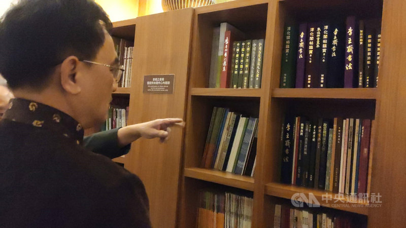 書法家羅浩銓(左)26年來持續尋找已絕版書法學刊「廣碑別字」,沒想到他的學生卻在台東鹿鳴溫泉酒店圖書室發現,羅浩銓也隨即趕往借閱,並於2日歸還;羅浩銓盛讚飯店圖書室在書法方面藏書,甚至比有些大學圖書館還豐富。中央社記者盧太城台東攝 110年12月2日