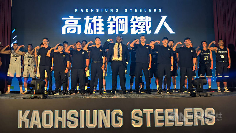 台灣職業籃球聯盟P. LEAGUE+ 高雄鋼鐵人隊2日在高雄舉辦開季記者會，喊出年度口號「南霸ONE」，盼第一年就能打入季後賽，稱霸南台灣。中央社記者曾以寧攝 110年12月2日