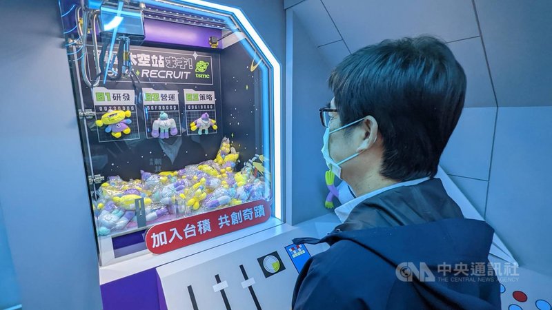 光電科技國際研討會、研究成果發表會與關鍵技術人才媒合會2日起在高雄展覽館登場,台積電行動徵才車也到場讓同學現場交履歷,首日面試20餘人。高雄市長陳其邁並試玩徵才車上的夾娃娃機。中央社記者曾以寧攝 110年12月2日