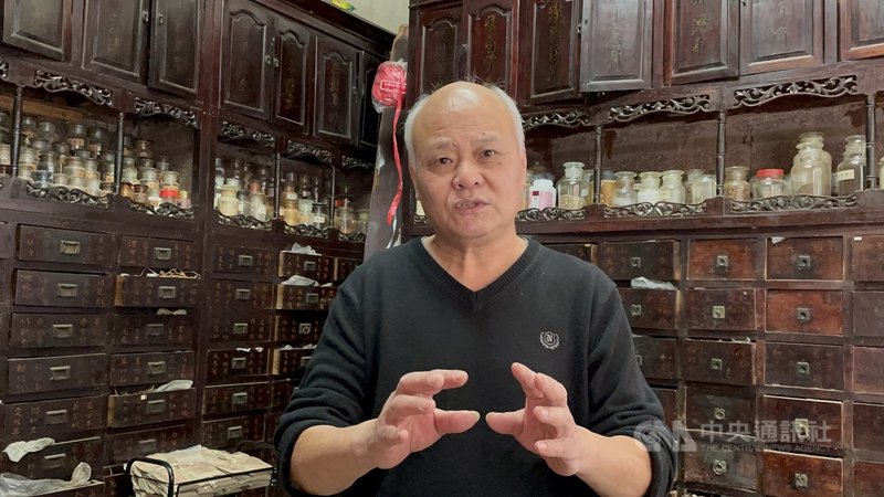 金門縣金城鎮後浦老街上有家老藥房,創立於清道光13年(1832年),第5代負責人顏及人(圖)說,在民國38年之前,還身兼金門幾家提供僑匯服務的「民信局」角色。中央社記者黃慧敏攝 110年12月2日