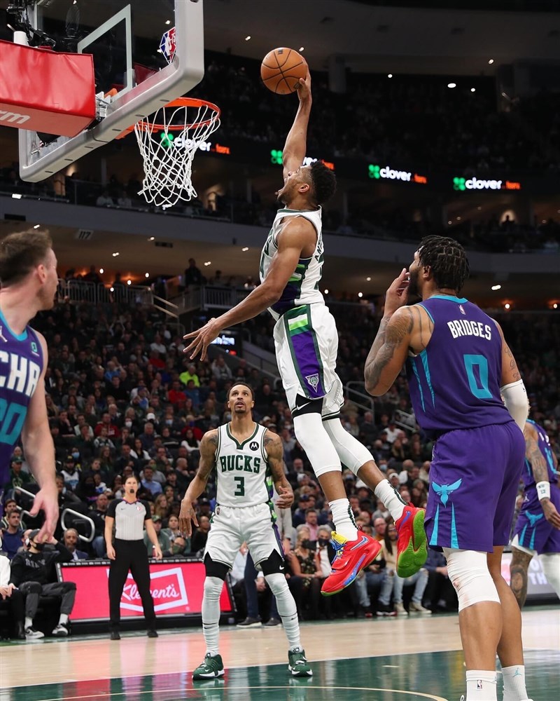 美國職籃NBA密爾瓦基公鹿1日在主場出戰黃蜂。安特托昆博(持球者)全場攻下40分、12個籃板。(圖取自twitter.com/Giannis_An34)