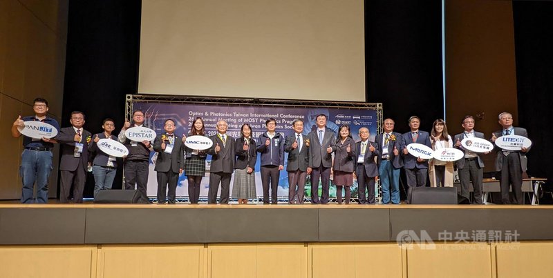 光電科技國際研討會、研究成果發表會與關鍵技術人才媒合會2日起在高雄展覽館登場,邀集9大廠商現場徵才,高雄市長陳其邁(左9)出席。中央社記者曾以寧攝 110年12月2日
