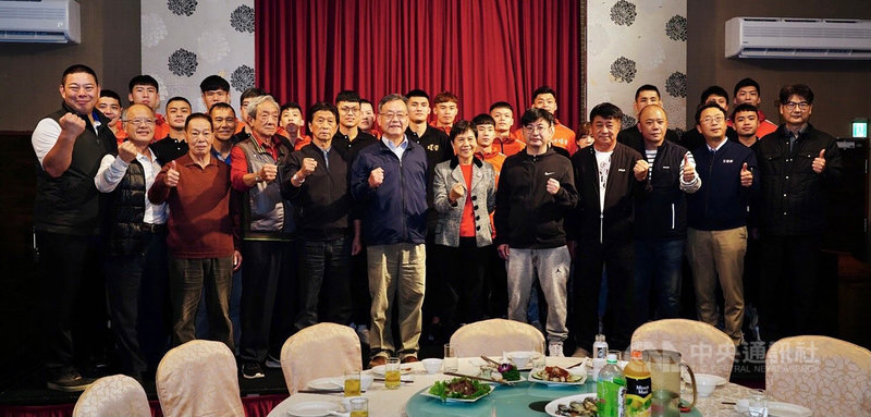 第19季SBL超級籃球聯賽熱身賽3日即將在澎湖縣立體育館開打,各隊2日抵達當地,澎湖縣長賴峰偉(前左6)也舉辦晚宴歡迎所有選手。中央社 110年12月2日