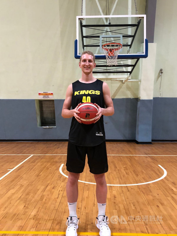 台灣職籃聯盟P. LEAGUE+ 新賽季4日將開打,新北國王隊客場首戰11日登場,不過球隊開季首月3洋將中恐僅剩湯瑪士(Thomas Welsh)應戰,2日他也首度公開亮相。中央社記者黃巧雯攝 110年12月2日