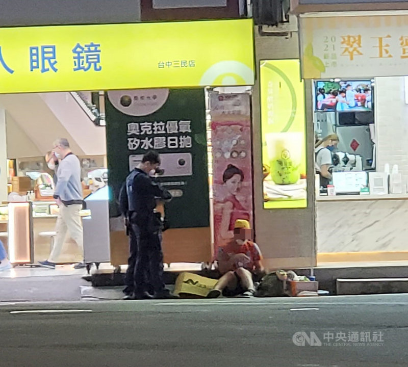 跳遍台中各大商圈的「跳舞哥」鄭姓男子11月30日晚間現身一中商圈,再度於路中央跳舞,台中市警察局第二分局育才派出所員警開著巡邏車出現,隨即阻止鄭男脫序行為,並將鄭男帶往路邊。(民眾提供)中央社記者郝雪卿傳真 110年12月2日