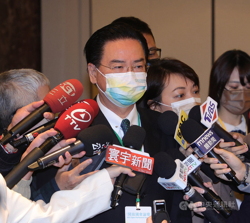 為期兩天的「2021開放國會論壇」在台北登場,外交部長吳釗燮(前)2日與會前受訪時表示,台灣在歐洲受到的支持不斷提升,但不會因此自滿,將持續努力讓台灣的良善受到歐洲國家更多的注目,及更多的支持。中央社記者謝佳璋攝 110年12月2日