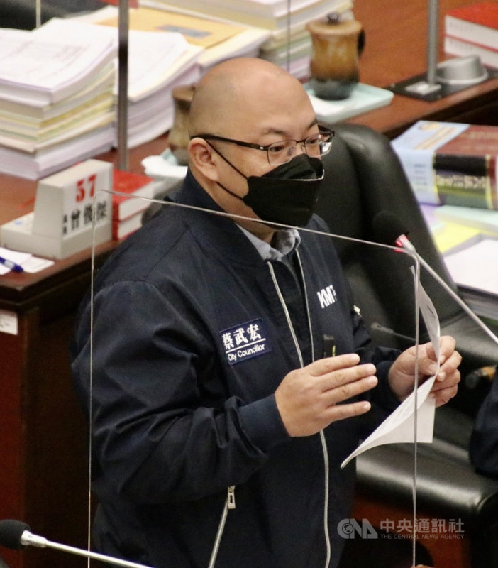 高雄陳姓女子還沒離婚前與國民黨高雄市議員蔡武宏交往,並在離婚後生下一子,陳女前夫得知兒子非親骨肉向兩人提告侵害配偶權求償,高雄地院判決蔡武宏不知情免賠,陳女須賠新台幣35萬。圖為蔡武宏2日在市議會質詢。中央社記者董俊志攝 110年12月2日