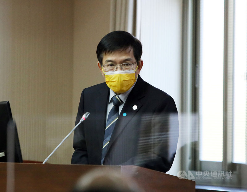 立法院交通委員會2日邀請交通部長王國材就「公投暨相關選舉期間行政機關如何遵守行政中立原則」、「鐵道局新建工程與台鐵局具體之分工協調及規劃」進行專題報告,並備質詢。中央社記者郭日曉攝 110年12月2日