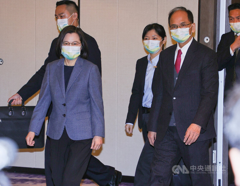 2021年開放國會論壇2日在台北登場,總統蔡英文(前左)、立法院長游錫堃(前右)出席並致詞。中央社記者謝佳璋攝 110年12月2日