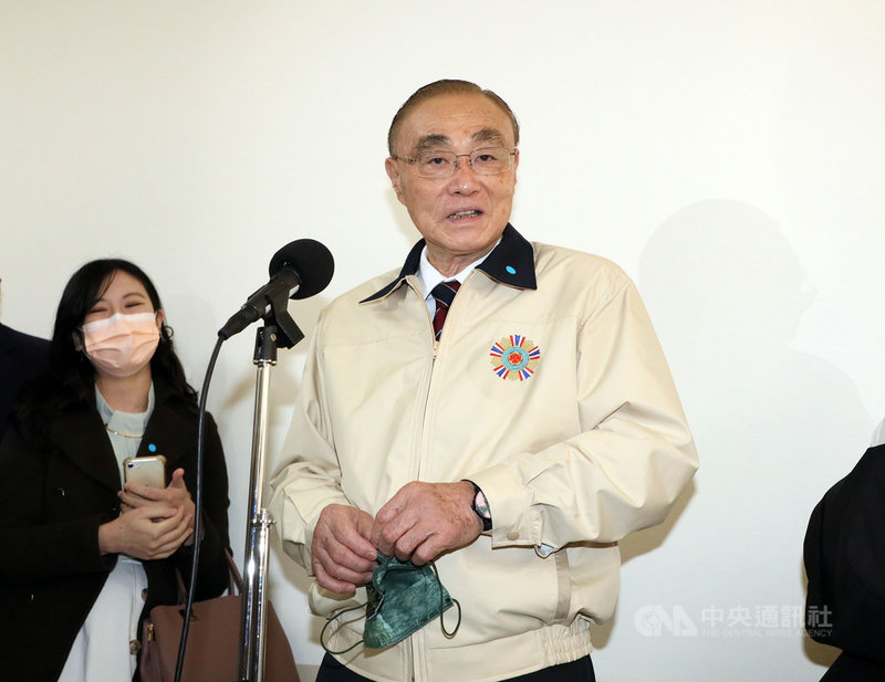 退輔會主委馮世寬(右)2日到立法院外交及國防委員會列席並備詢,會前媒體詢問對民進黨立委高嘉瑜被男友施暴的看法;他說,「跟我沒有關係,我從來沒打過我太太。」中央社記者郭日曉攝 110年12月2日