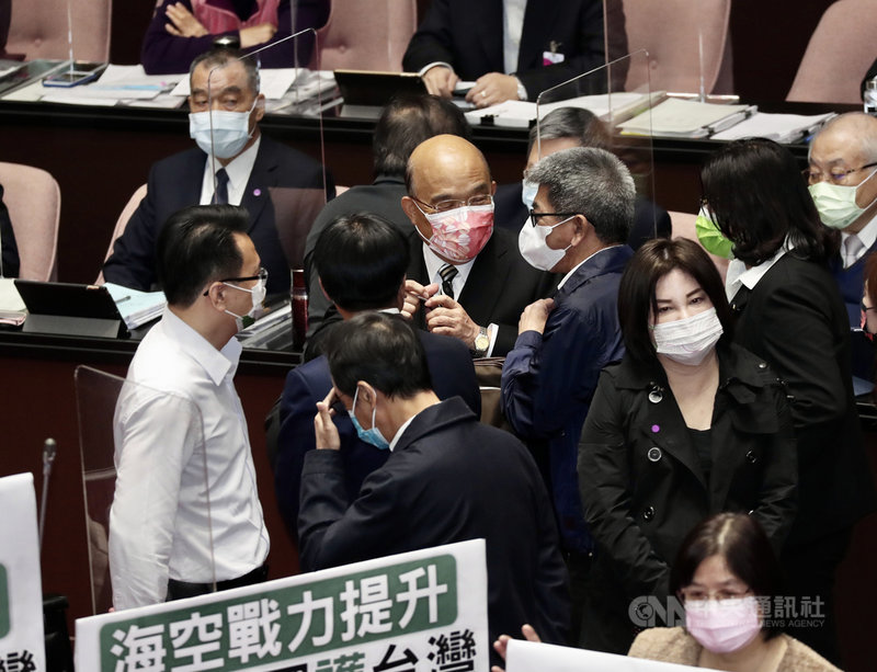 立法院會3日邀請行政院長蘇貞昌(中)等列席報告「中央政府海空戰力提升計畫採購特別預算案(111年度至115年度)」編製經過,並備質詢。中央社記者張皓安攝 110年12月3日