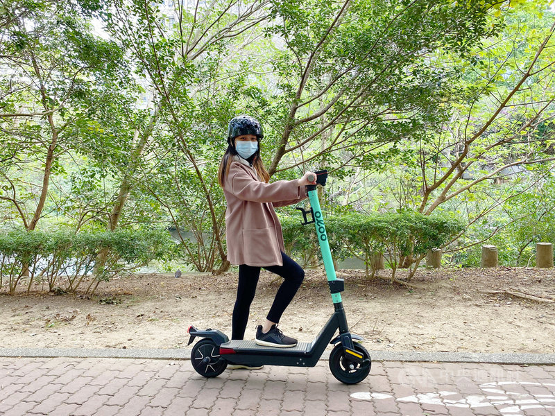 清華大學設置oloo電動滑板車,方便學生通行,目前校內共有25台電動滑板車,每台約20公斤、最高可承重100公斤,可爬坡12至16度。(清華大學提供)中央社記者郭宣彣傳真 110年12月3日