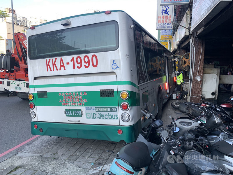 新北市新莊區中正路3日下午發生一輛公車不明原因失控衝上人行道，撞到騎樓柱子後才停下，影響約2戶騎樓店面，多輛機車遭波及，所幸未傳人員傷亡。（民眾提供）中央社記者沈佩瑤傳真  110年12月3日