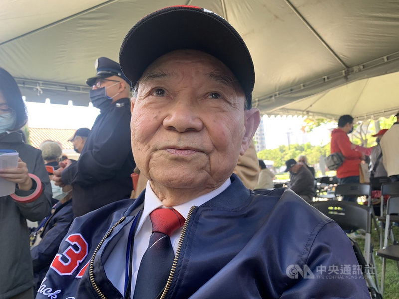 第15屆國軍戰鬥英雄、昔日黑蝙蝠中隊隊員陳典聰3日表示,很感謝各界幫忙,很開心能夠見證黑蝙蝠中隊文物陳列館建立,完整展示空軍的忠勇軍風。中央社記者郭宣彣攝 110年12月3日