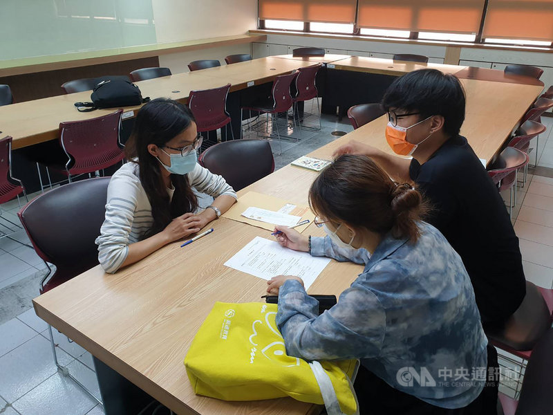 高雄城中城大樓經鑑定為危樓將拆除,高雄市政府11月提出公益性跨區區段徵收方案。高雄市地政局3日表示,根據已回收的意願調查表,目前有超過8成土地所有權人支持。(高雄市政府提供)中央社記者曾以寧傳真 110年12月3日