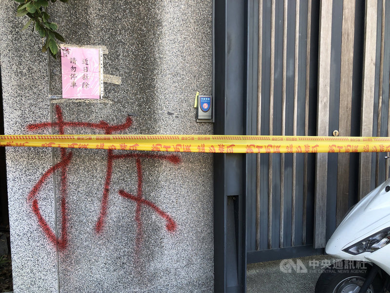 國民黨台中市第2選區立委補選參選人顏寬恒遭指家族招待所涉違建,台中市府也認定部分違建,目前招待所大門處也貼出「近日拆除,請勿停車」公告。中央社記者郝雪卿攝 110年12月3日