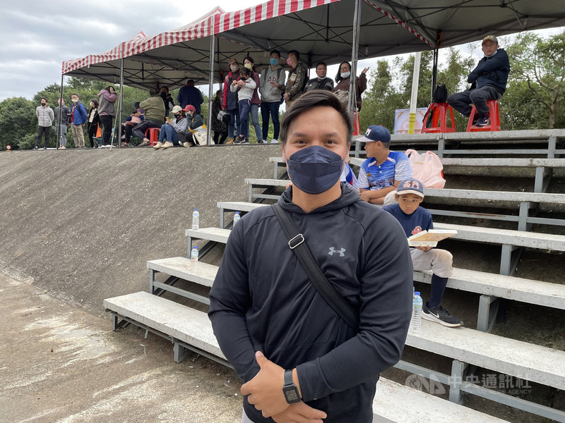 職棒退役球員簡富智(前)從業餘成棒隊轉而投入訓練少棒,帶領新竹市香山少棒隊約有3年時間,今年加入新竹市聯隊教練團,參加花蓮台彩威力盃少棒賽事。中央社記者謝靜雯攝 110年12月3日