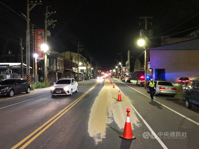 彰化警方日前獲報田中鎮員集路3段約1公里長道路都鋪滿稻穀,恐影響交通安全,員警到場擺設三角錐警示來往人車,隨後循線找到載穀車駕駛,由清潔隊出動協助清理路面。(翻攝照片)中央社記者吳哲豪傳真 110年12月3日