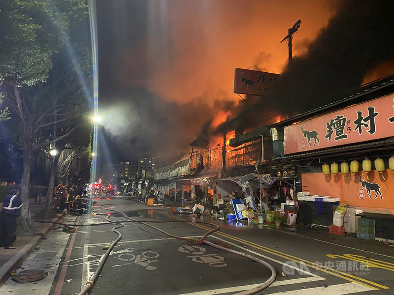 新北市三重區中正北路上一家羊肉爐餐廳3日下午5時許驚傳火警,陣陣濃煙伴隨火光不斷冒出,警消獲報派遣人車到場灌救。(民眾提供)中央社記者沈佩瑤傳真 110年12月3日