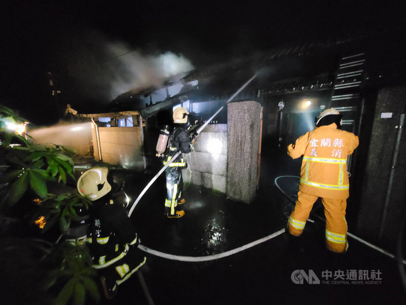 位於宜蘭縣羅東鎮的林務局羅東林區管理處員工眷屬宿舍3日晚間火警,當地消防分隊獲報前往搶救,幸無人受傷,起火原因待調查。中央社記者沈如峰宜蘭縣攝 110年12月3日