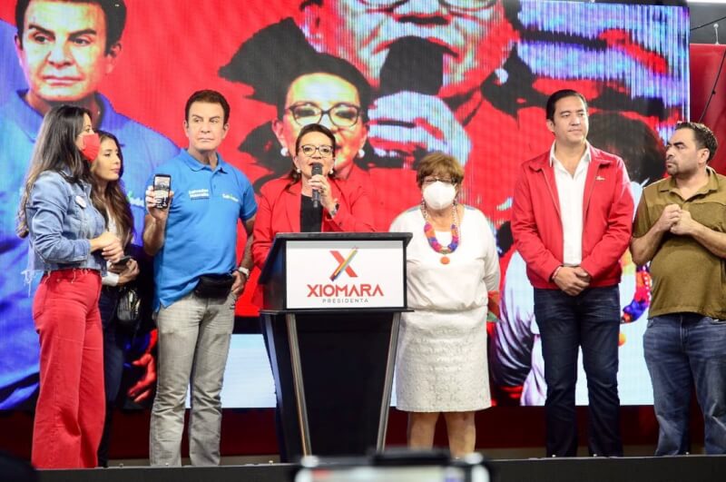 宏都拉斯總統當選人秀瑪菈．卡斯楚（左4）的高階盟友納斯拉亞（左3）2日表示，宏都拉斯跟台灣的關係會繼續下去，「只要我們跟美國關係良好，我們就不需要跟中國建立關係」。（圖取自facebook.com/XiomaraCastroZ）