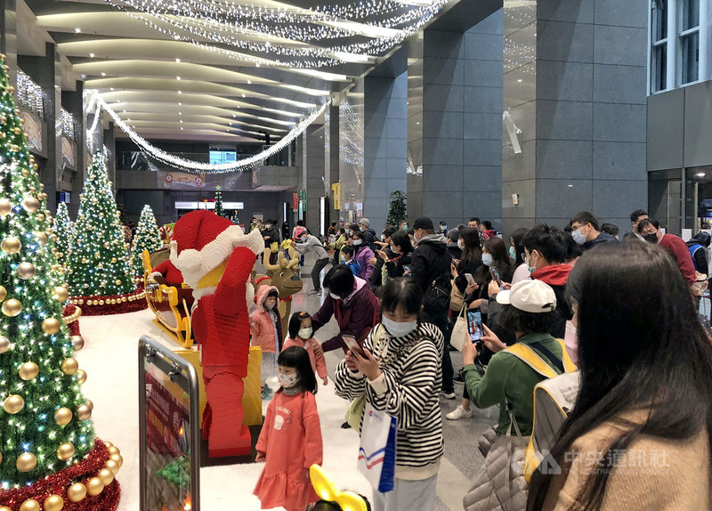 2021新北歡樂耶誕城活動3日晚間點燈開城,市府1樓大廳並展出多樣樂高積木作品,還有「迷你新北歡樂耶誕城」的樂高創作,吸引不少大小朋友前來參觀合影。中央社記者黃旭昇新北市攝 110年12月3日