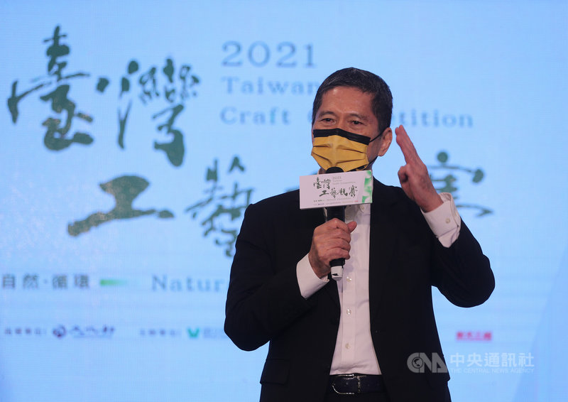 「2021台灣工藝競賽」3日在台北舉行頒獎典禮,文化部長李永得出席頒獎,致詞時表示,希望工藝界朋友共同努力,「讓每一個人的作品被看到,最後要能賣得出去,大家才會有收入,才會有更多人願意投入進來」,文化部也責無旁貸。中央社記者裴禛攝 110年12月3日