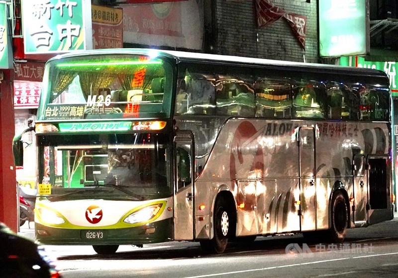 公路總局高雄監理所指出,有關阿羅哈客運公告台北至高雄、台北至嘉義2路線將於110年12月14日起停駛一案,阿羅哈客運表示,經3日股東會議決定停止營運,將申請現有2條路線停駛。中央社記者董俊志攝 110年12月3日