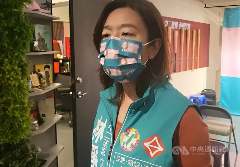 民進黨台中市第2選區立委補選參選人林靜儀(圖)3日表示,對手顏寬恒家族組織動員已在地方傳得沸沸揚揚,在地方有這麼多傳言且有這麼多資訊,甚至有畫面跟照片,檢調積極偵辦調查真相非常正確。(林靜儀競選總部提供)中央社記者蘇木春傳真 110年12月3日